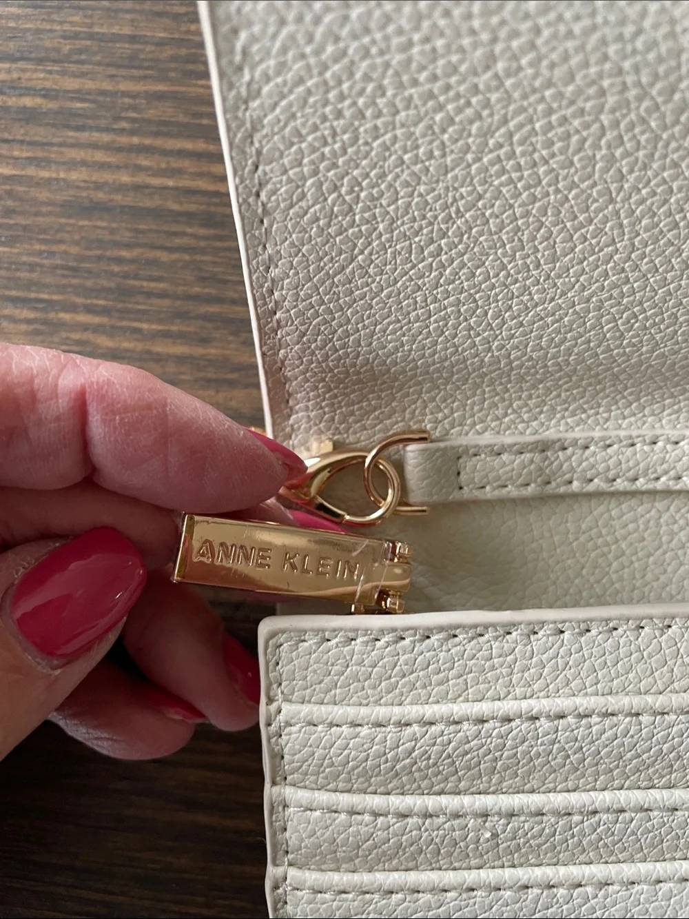 ANNE KLEIN WHITE PEBBLED CROSSBODY WALLET ON A CHAIN with Gold Hardware